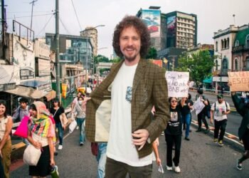 Luisito Comunica es agredido en marcha contra la gentrificación en CDMX