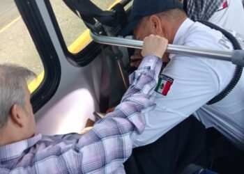 Policía y bombero rescatan a pasajero con el dedo atorado en camión urbano