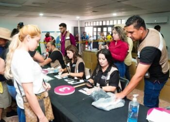 Avanza entrega de uniformes y computadoras para fortalecer la educación en Sonora