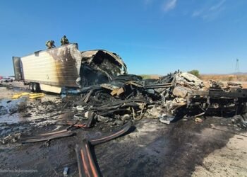 Choque entre tráileres deja un muerto calcinado en la carretera Guaymas-Hermosillo