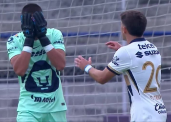 ¡ERROR QUE DUELE! 😱 Rodrigo Parra se equivoca y le cuesta el empate a Pumas en su debut