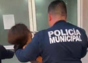 Policías de Hermosillo salvan a mujer que se desvaneció por golpe de calor