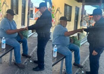 Policías de Hermosillo ayudan a hombre que llevaba dos días sin comer