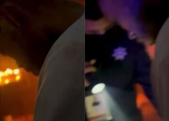 Policías salvan a joven atrapado en incendio; una veladora habría causado el fuego