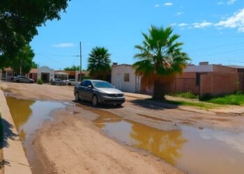 Fuga de agua inunda calles de Floresta mientras vecinos siguen sin servicio en sus casas