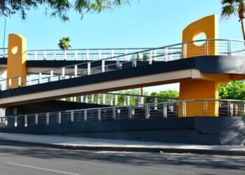 Estudiantes de la Unison piden eliminar puente peatonal en Luis Encinas y propone cruce seguro a nivel de piso