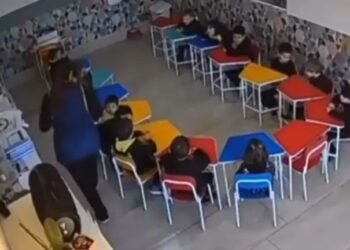 Maestra en Brasil golpea brutalmente a niño de 4 años y causa indignación nacional