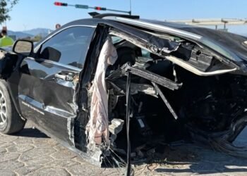 Impactante choque en Hermosillo: vehículo queda partido en dos sobre bulevar Morelos