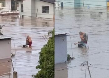 Abuelitos se aferran el uno al otro mientras esperan ser rescatados durante inundación en Poza Rica