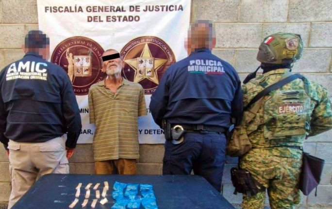 FGJES realiza cateo y detiene a hombre de 73 años con drogas en su domicilio FGJES realiza cateo y detiene a hombre de 73 años con drogas en su domicilio