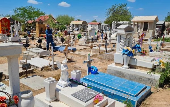 Alcohol prohibido en panteones de Hermosillo; más de 50 policías reforzarán la seguridad Alcohol prohibido en panteones de Hermosillo; más de 50 policías reforzarán la seguridad
