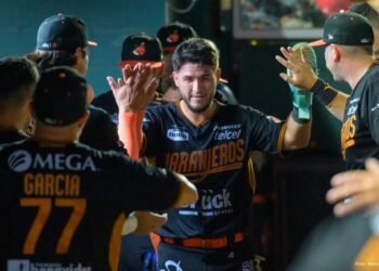 Naranjeros arrasan con 17 imparables y retoman el liderato de la LMP