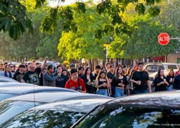 Estudiantes de la Unison marchan por justicia y en memoria de las víctimas del incendio en Waldo’s