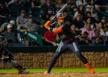 Naranjeros vencen 3-2 a las Águilas en extra innings y logran la barrida en la frontera Naranjeros vencen 3-2 a las Águilas en extra innings y logran la barrida en la frontera
