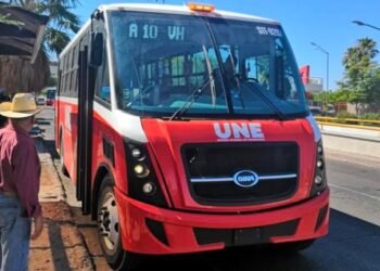 Suspenden a dos choferes en por grabarse manejando y poner en riesgo a los pasajeros