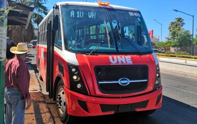 Suspenden a dos choferes en por grabarse manejando y poner en riesgo a los pasajeros Suspenden a dos choferes en por grabarse manejando y poner en riesgo a los pasajeros