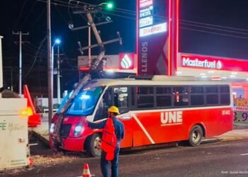 Chofer convulsiona al volante y provoca choque; 12 personas resultan heridas