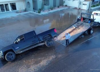 Pickup cae en socavón y exhibe el “modo aventura” de las calles de Hermosillo Pickup cae en socavón y exhibe el “modo aventura” de las calles de Hermosillo