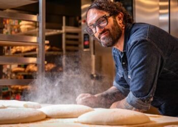 “Con el bolillo no”: redes estallan por crítica de panadero británico