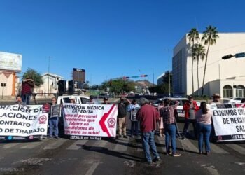 Maestros de la Unison realizan protesta vial por falta de acuerdos laborales