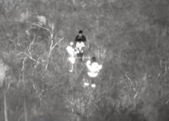 Rescatan con vida a dos jóvenes extraviados en el cerro Centinela