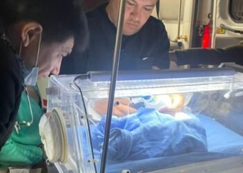 Encuentran a bebé abandonado dentro de un contenedor de basura