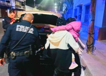 Policías estatales brindan apoyo y resguardo a familia vulnerable en el centro de Hermosillo Policías estatales brindan apoyo y resguardo a familia vulnerable en el centro de Hermosillo
