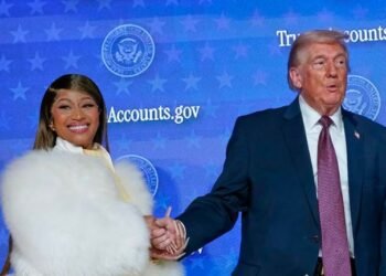 Nicki Minaj se declara “fan número uno” de Donald Trump y dona miles de dólares a las “Cuentas Trump” Nicki Minaj se declara “fan número uno” de Donald Trump y dona miles de dólares a las “Cuentas Trump”