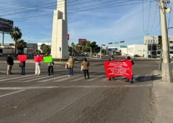 Comerciantes bloquean Morelos y Kino para denunciar presuntos abusos de Inspección y Vigilancia Comerciantes bloquean Morelos y Kino para denunciar presuntos abusos de Inspección y Vigilancia