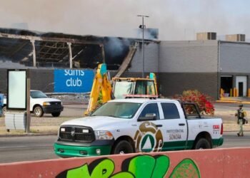 Calidad del aire se vuelve insalubre en Paseo Río Sonora tras incendio en Sam’s Club