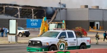 Calidad del aire se vuelve insalubre en Paseo Río Sonora tras incendio en Sam’s Club