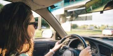 Tránsito Municipal llama a jóvenes a respetar límites de velocidad y evitar el uso del celular al conducir