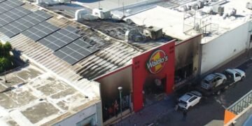 Exservidores públicos enfrentan cargos por incendio en Waldo’s