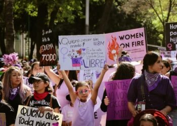 Momentos de tensión y debate marcan algunas movilizaciones del 8M en México Momentos de tensión y debate marcan algunas movilizaciones del 8M en México