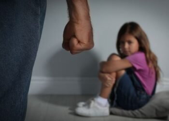 Detienen a hombre en por presunto abuso contra su hija y amenazas a su esposa