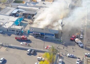 Fuerte explosión en negocio de vinos provoca incendio y cierres viales en Hermosillo Fuerte explosión en negocio de vinos provoca incendio y cierres viales en Hermosillo