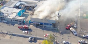 Fuerte explosión en negocio de vinos provoca incendio y cierres viales en Hermosillo