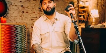 Carín León arranca festivales por la paz con concierto en Tijuana