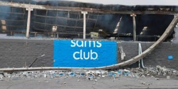 Inician demolición de Sam’s Club tras incendio en Hermosillo