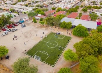 Estrenan cancha con pasto sintético en primaria de Las Lomas