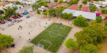 Estrenan cancha con pasto sintético en primaria de Las Lomas