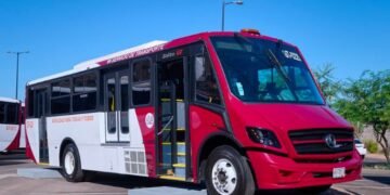 Entregan 21 nuevos camiones para reforzar el transporte público