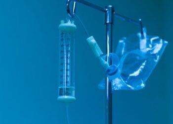 Se ampara médico investigado por sueros vitaminados; Fiscalía busca congelar cuentas y asegurar propiedades