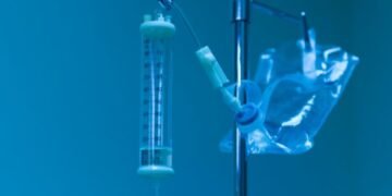 Se ampara médico investigado por sueros vitaminados; Fiscalía busca congelar cuentas y asegurar propiedades