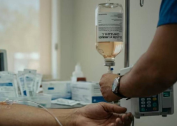 Catean tres inmuebles y giran orden de aprehensión por caso de sueros vitaminados en Hermosillo; ya son 8 los fallecidos