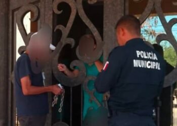 Policías ayudan a adulto mayor desorientado cerca del panteón de La Manga