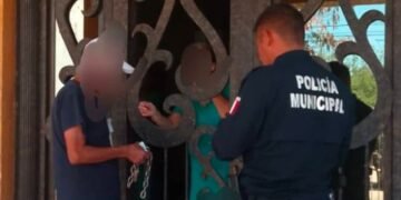 Policías ayudan a adulto mayor desorientado cerca del panteón de La Manga