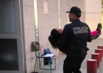 Policías auxilian a mujer tras picadura de alacrán en Hermosillo