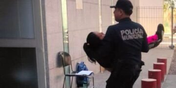 Policías auxilian a mujer tras picadura de alacrán en Hermosillo