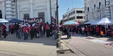 Maestros de la CNTE protestan en Hermosillo por pensiones y Ley del ISSSTE